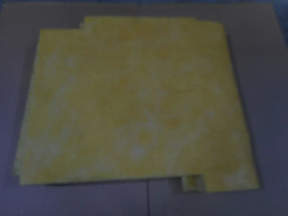 Gelbe Isolierplatte auf einem neutralen Hintergrund, möglicherweise von Remeha, die zur Dämmung geeignet ist.